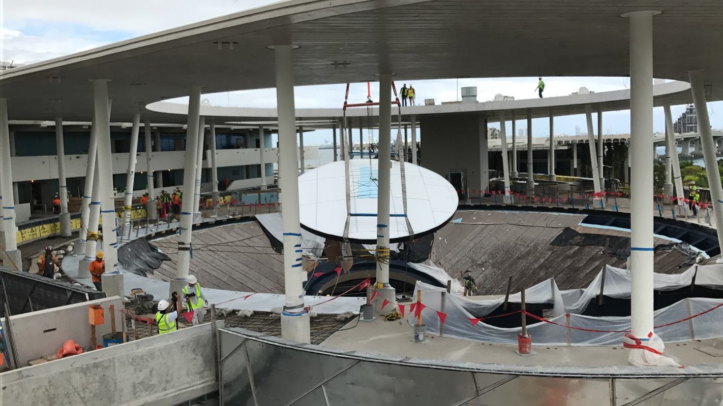 Oculus being placed in Gulf Stream Aquarium at Frost Science