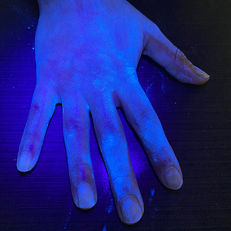 Glo Germ is still visible on hand after 5 to 7 seconds of washing.
