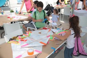 children-creating-kites-at-frost-science